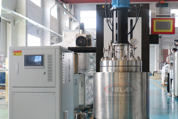 該中試攪拌高壓反應(yīng)釜配備智能檢測(cè)系統(tǒng)